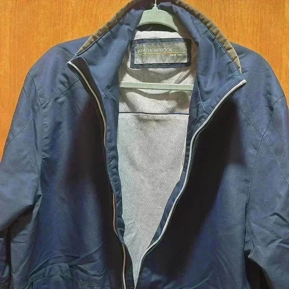 Men’s windbreaker size XL